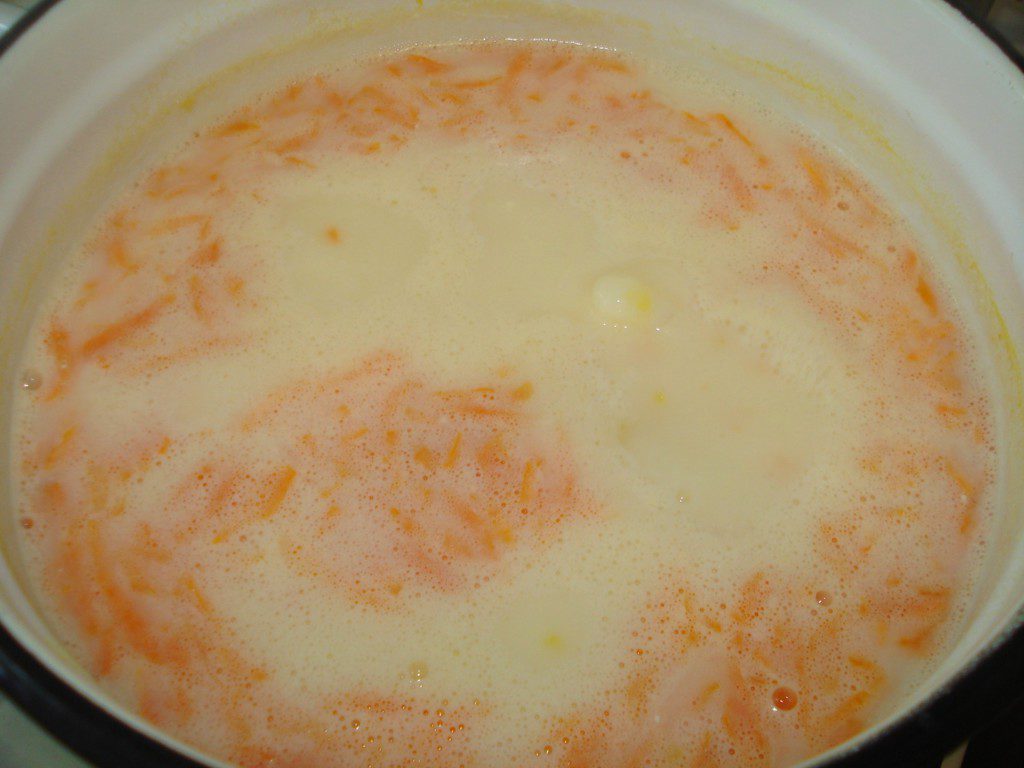 Гороховый суп-пюре с курицей, сухариками и плавленым сыром