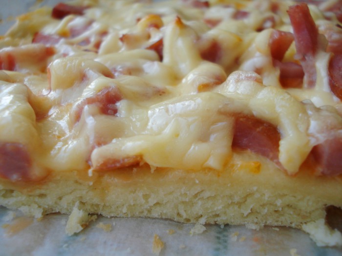Вкусная домашняя пицца с ветчиной и сыром