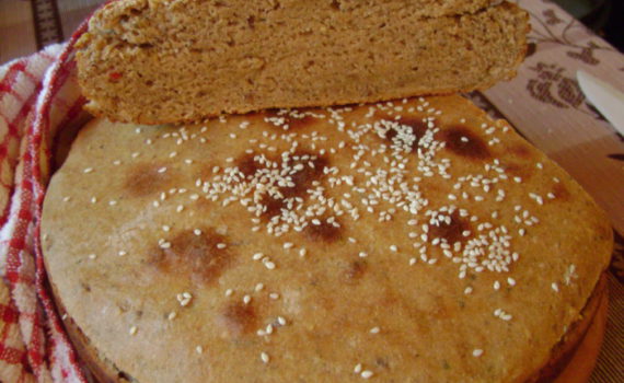 Домашний бездрожжевой хлеб с кунжутом, тыквенными семечками и пряностями