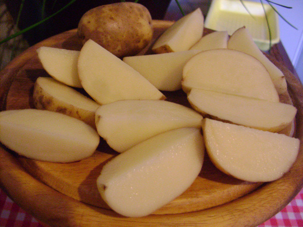 Картофель запеченный в духовке дольками с корочкой