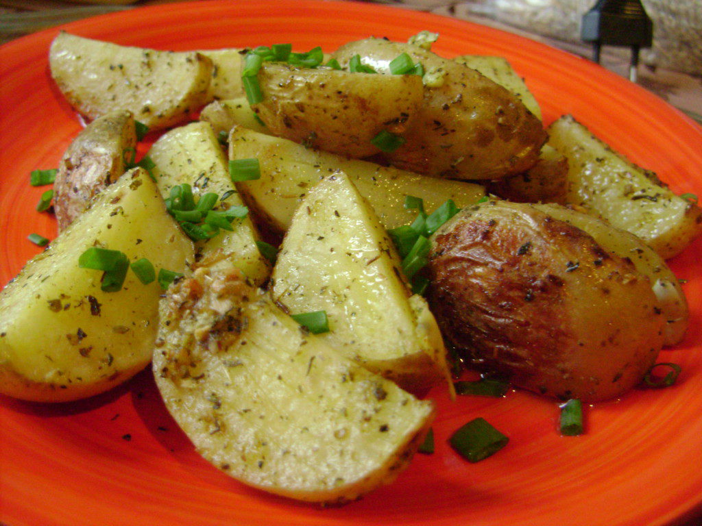 Картофель запеченный в духовке дольками с корочкой