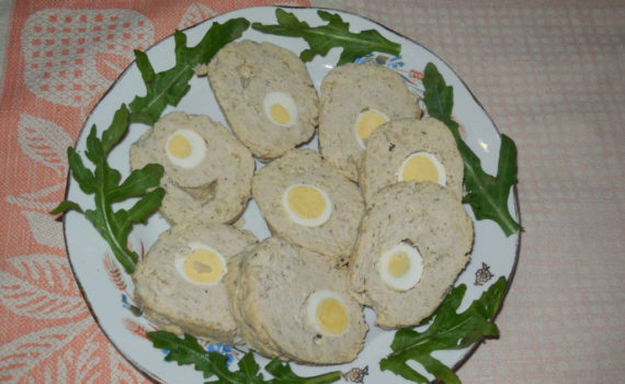 Мясной паровой рулет с перепелиными яйцами