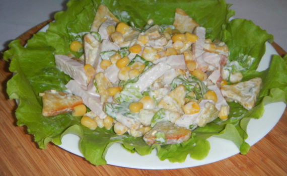 Быстрый салат с сухариками и кукурузой