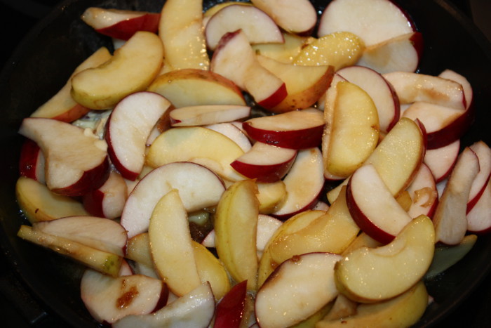 Карамелизируем яблоки