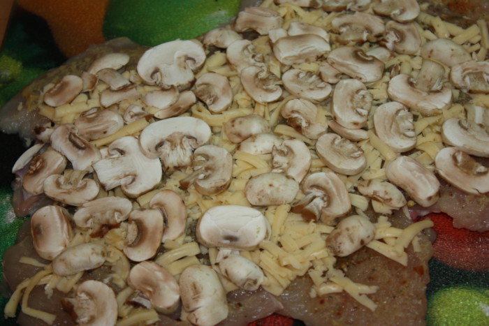 Мясной рулет из куриных грудок с начинкой из грибов и фарша