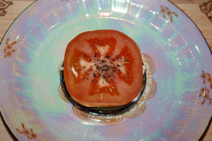 Холодная закуска из баклажанов с помидорами и моцареллой