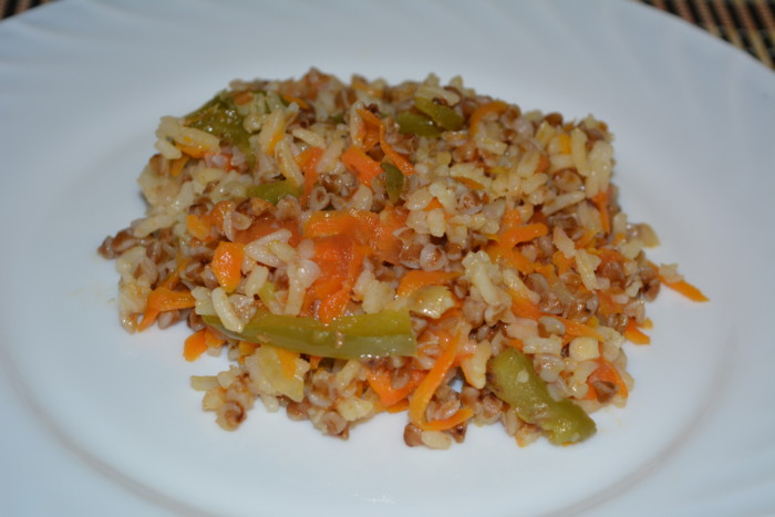 Каша: гречка с рисом вместе с овощами на сковороде