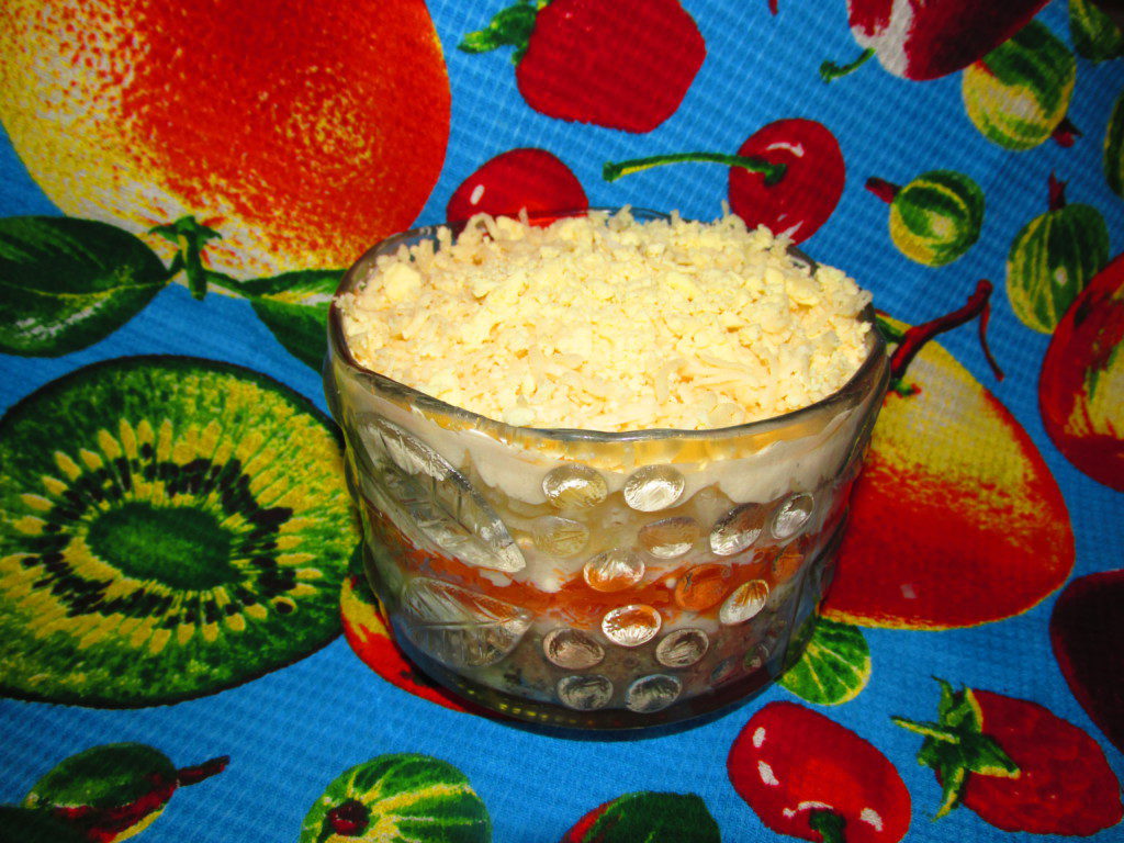 Салат Мимоза с консервой и плавленым сыром