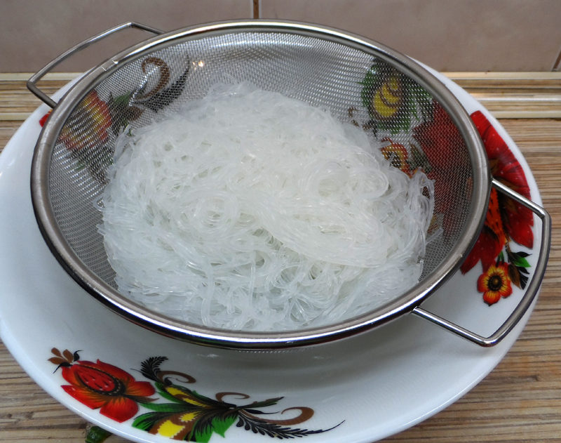 Салат с рисовой лапшой