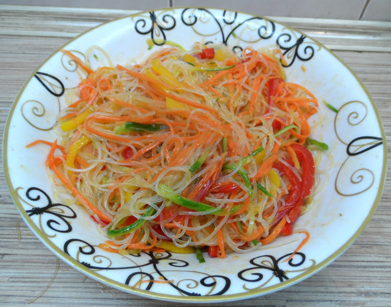 Корейский салат с фунчозой и овощами