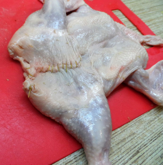 Запеченная курица без костей, фаршированная грибами и гречкой