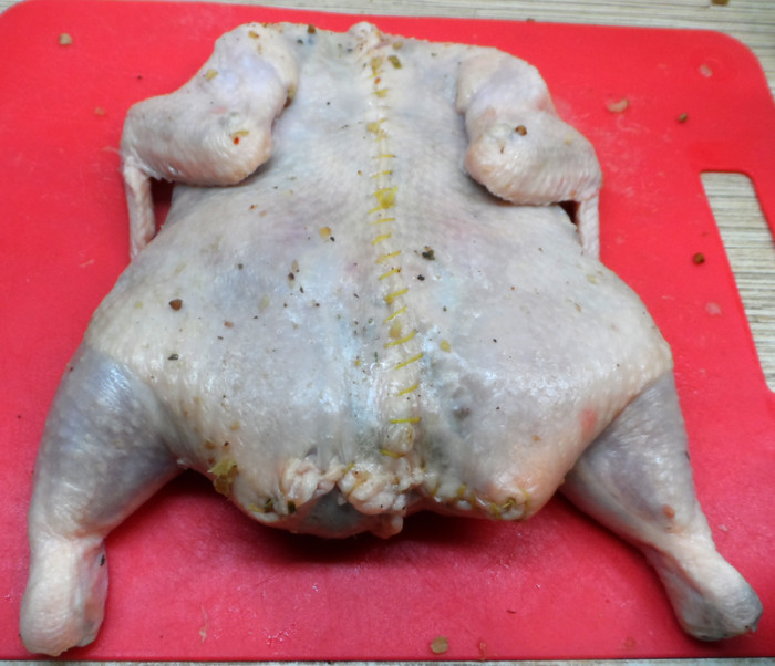 Запеченная курица без костей, фаршированная грибами и гречкой