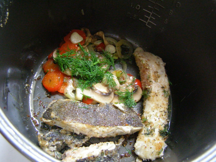 Камбала жареная в мультиварке с овощами и грибами