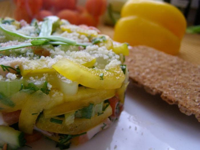 Быстрый и простой салат с салом и свежими овощами