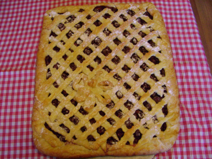 Пирог с вишней из дрожжевого теста