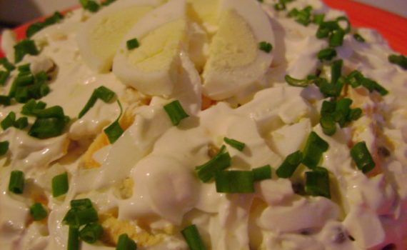 Слоеный салат с сардиной, яйцом, горошком и тушеными овощами