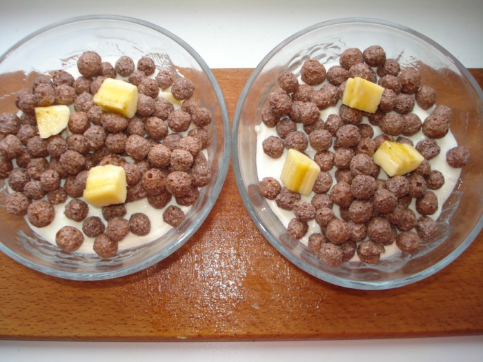 Творожный десерт с бананом и шоколадными шариками