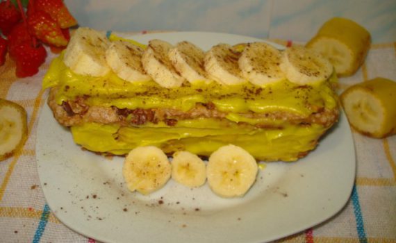 Ореховый десерт из безе с кремом и бананами