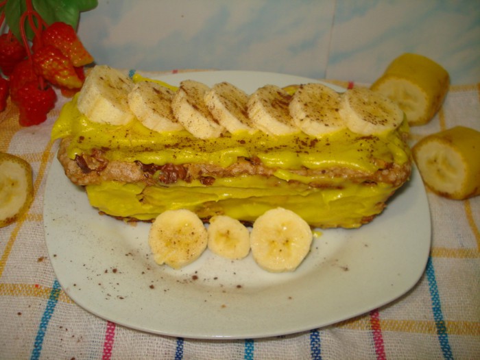 Десерт из безе, заварного крема, орехов и банана
