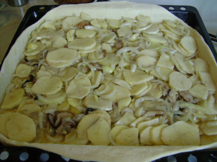 Закрытый дрожжевой пирог с картошкой, грибами и луком