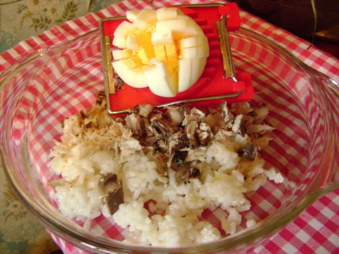 Салат с рисом и скумбрией