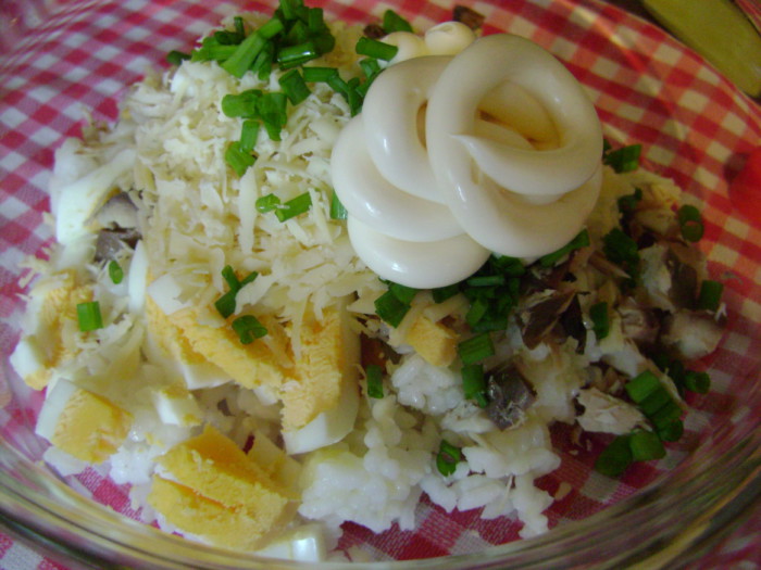Рыбный салат с рисом, яйцом и соленой скумбрией