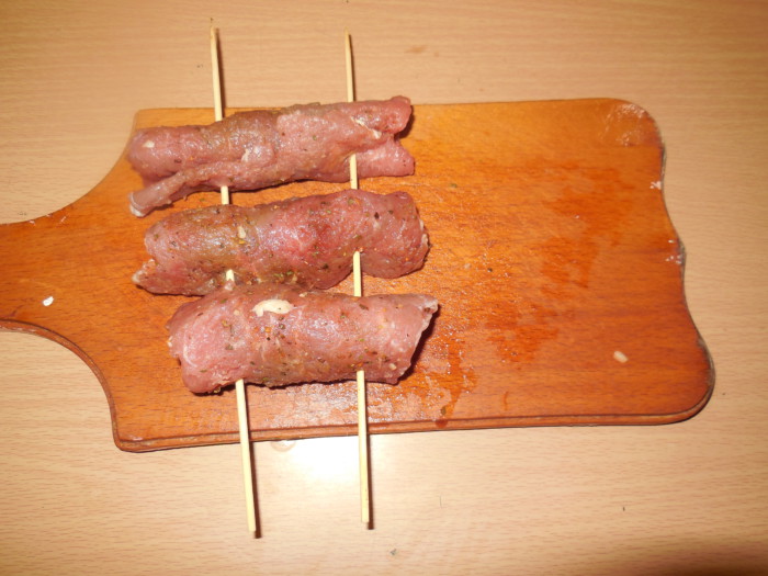 Мясные рулетики с начинкой запеченные на шпажках в духовке