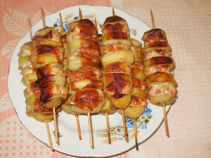 Свинина на шпажках в духовке с картошкой рецепт с фото
