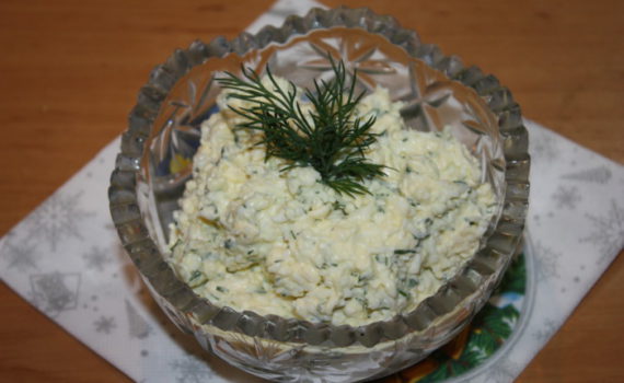 Еврейская закуска из сыра с чесноком