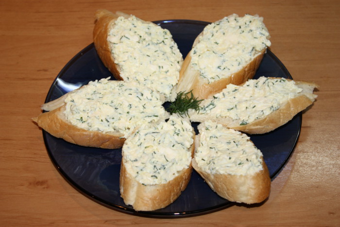 Еврейская закуска из сыра с чесноком