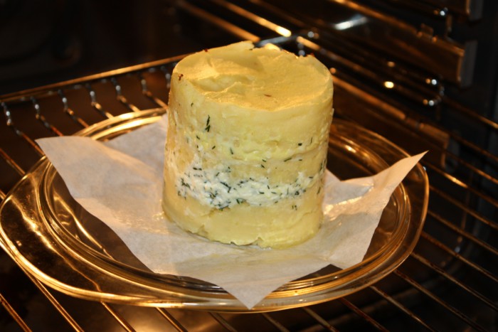 Слоеный картофель запеченный с сыром пармезан и брынзой