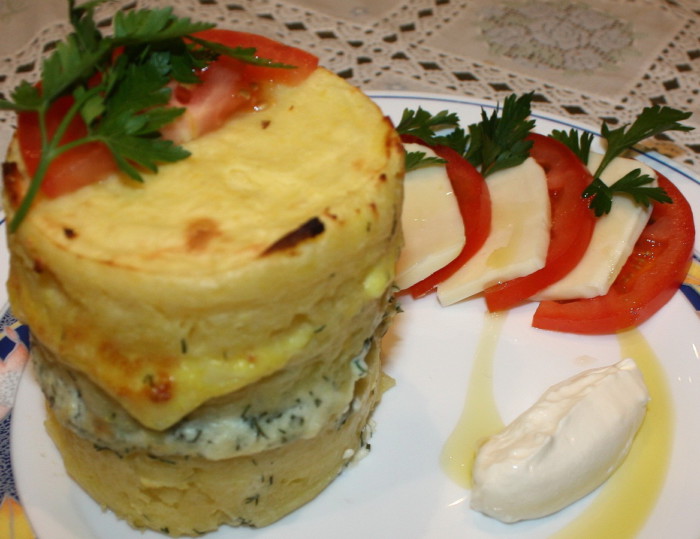 Слоеный картофель запеченный с сыром пармезан и брынзой