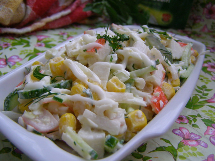 Крабовый салат с кукурузой и яйцом быстро и вкусно