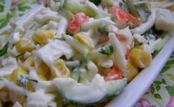 Крабовый салат с кукурузой и яйцом быстро и вкусно