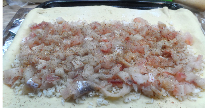 Дрожжевой пирог с рыбой и рисом из свежей рыбы