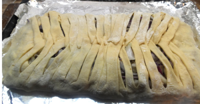 Рыбный пирог-плетенка из дрожжевого теста