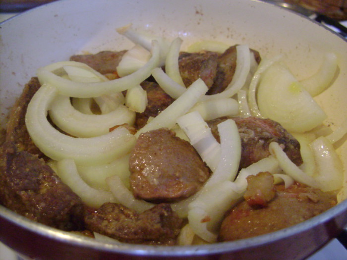 Печень говяжья с картошкой, луком и салом на сковороде