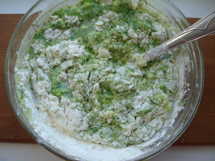 Зеленое тесто для вареников на пару на кефире и шпинате