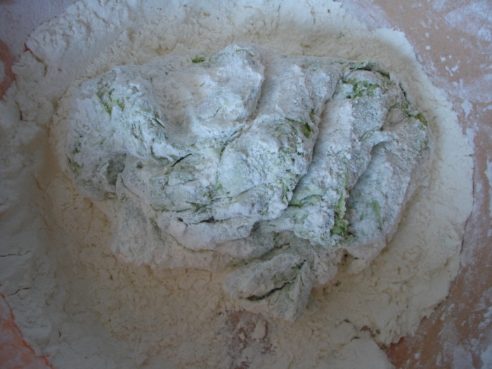 Зеленое тесто для вареников на пару на кефире и шпинате