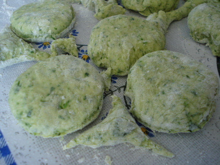 Зеленые вареники с картошкой, приготовленные на пару