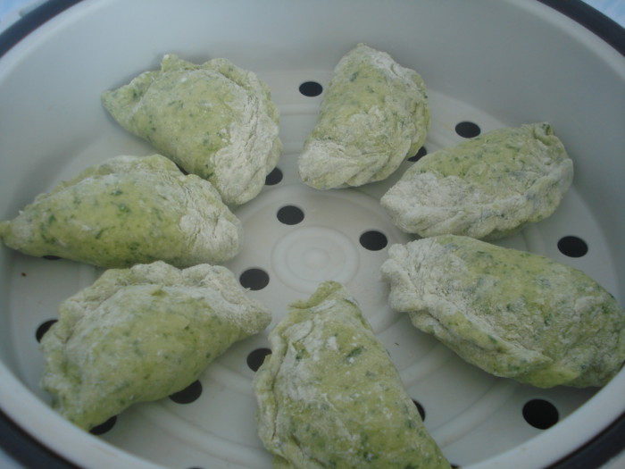 Зеленые вареники с картошкой, приготовленные на пару