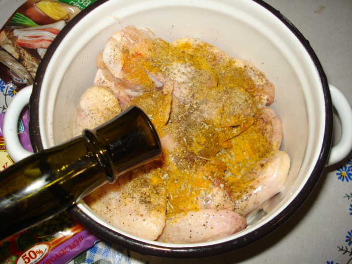 Пряный шашлык из куриных крылышек, замаринованный в горчице, майонезе, вине и специях