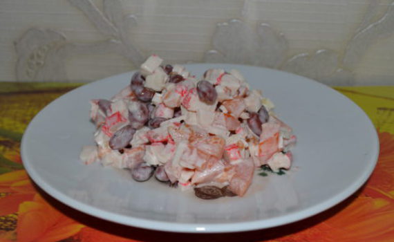 Салат с красной консервированной фасолью, помидорами и крабовыми палочкам