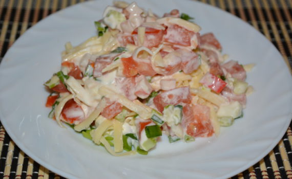 Салат с крабовыми палочками, помидорами, сыром и яйцом