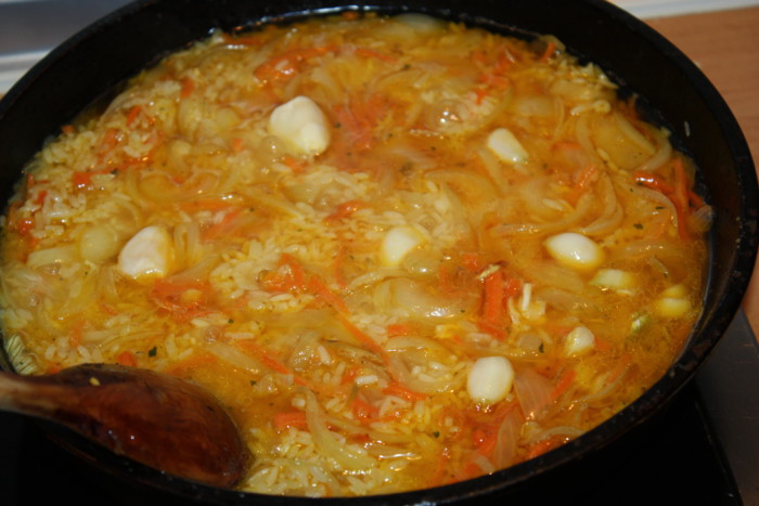 Вкусный гарнир из риса с морковью, луком и чесноком