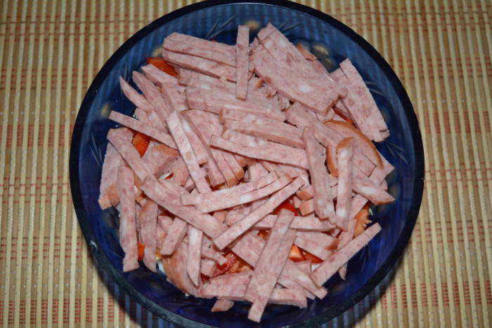 Капустный салат с колбасой