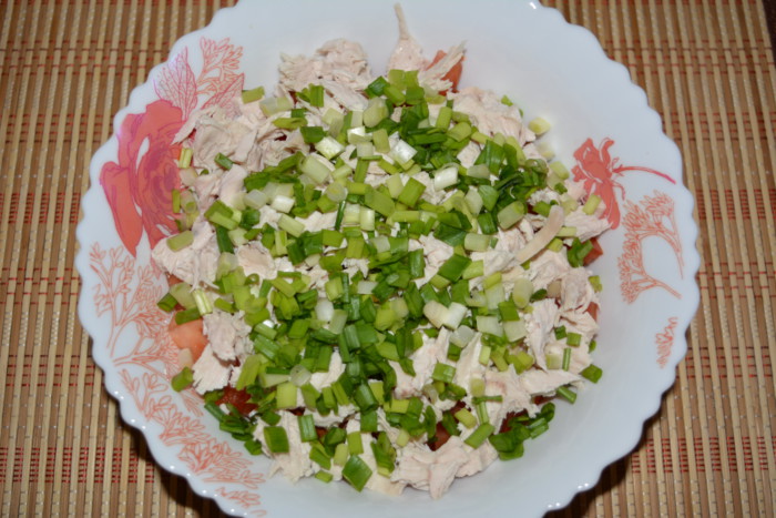 Салат с авокадо, куриной грудкой, сыром и овощами