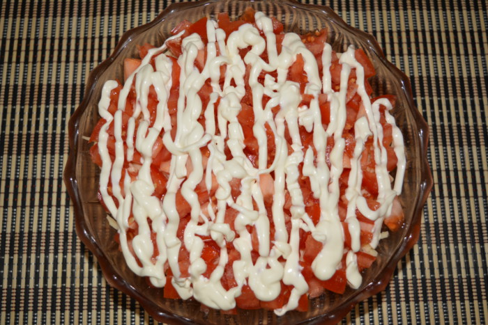 Салат с крабовыми палочками, помидорами, сыром и яйцом