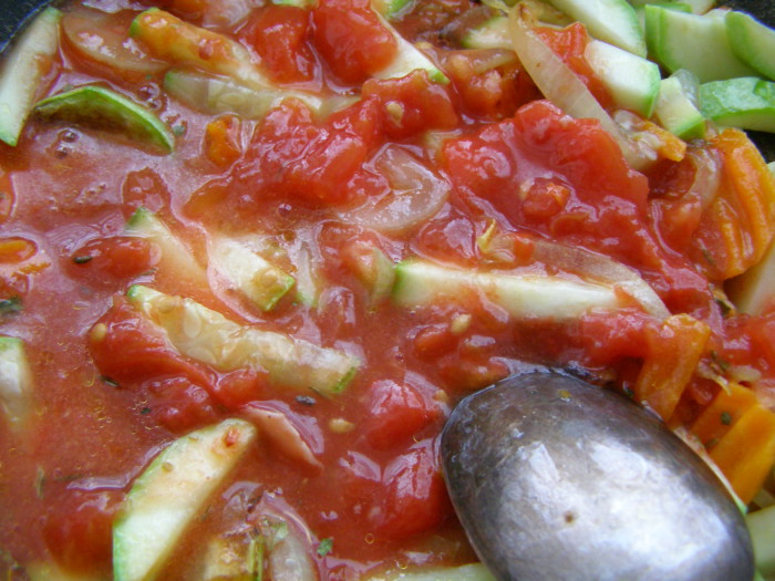 Камбала жареная на сковороде с овощами и томатным соусом