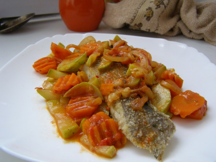 Камбала жареная на сковороде с овощами и томатным соусом